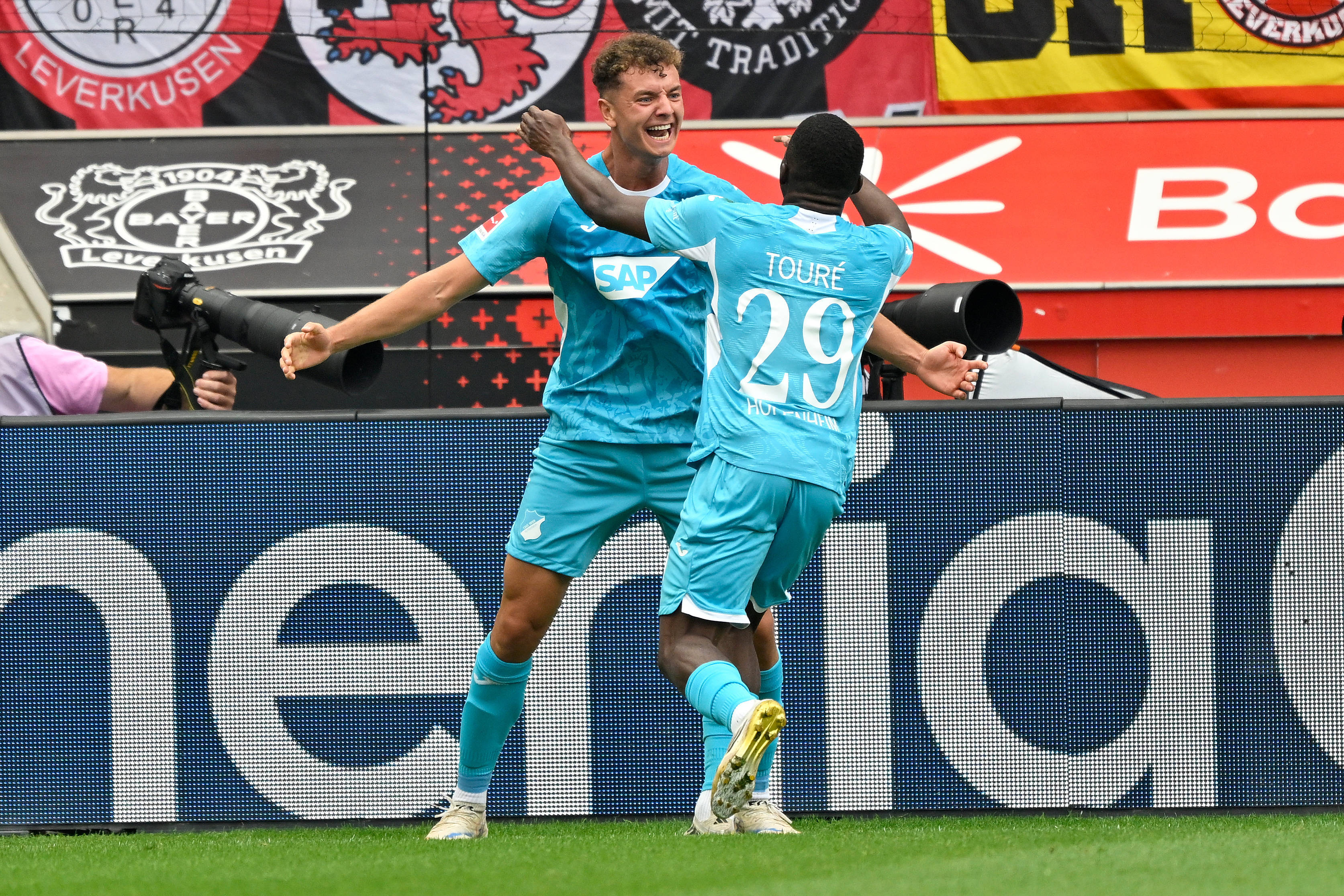 （体育）足球——德甲：勒沃库森不敌霍芬海姆