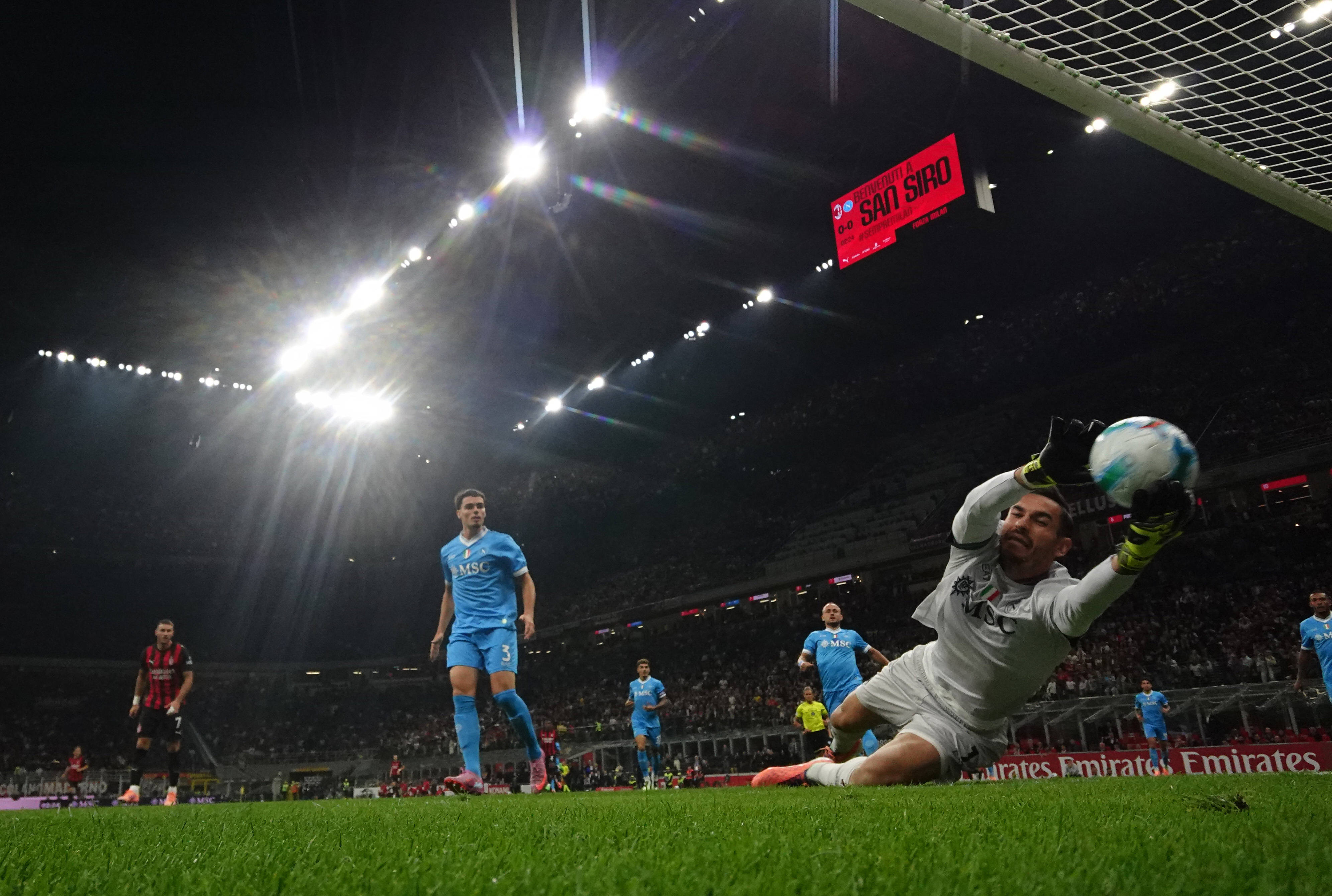 （体育）足球——意甲：AC米兰胜那不勒斯