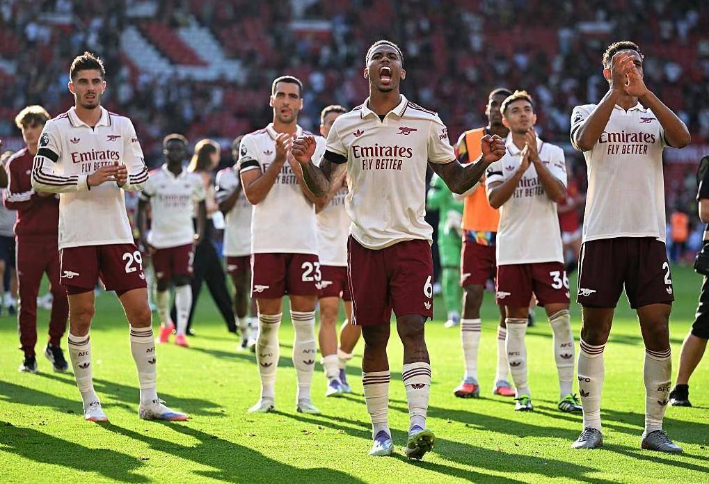 联赛杯狂欢夜！曼城阿森纳切尔西携手晋级，利物浦热刺爆冷被淘汰